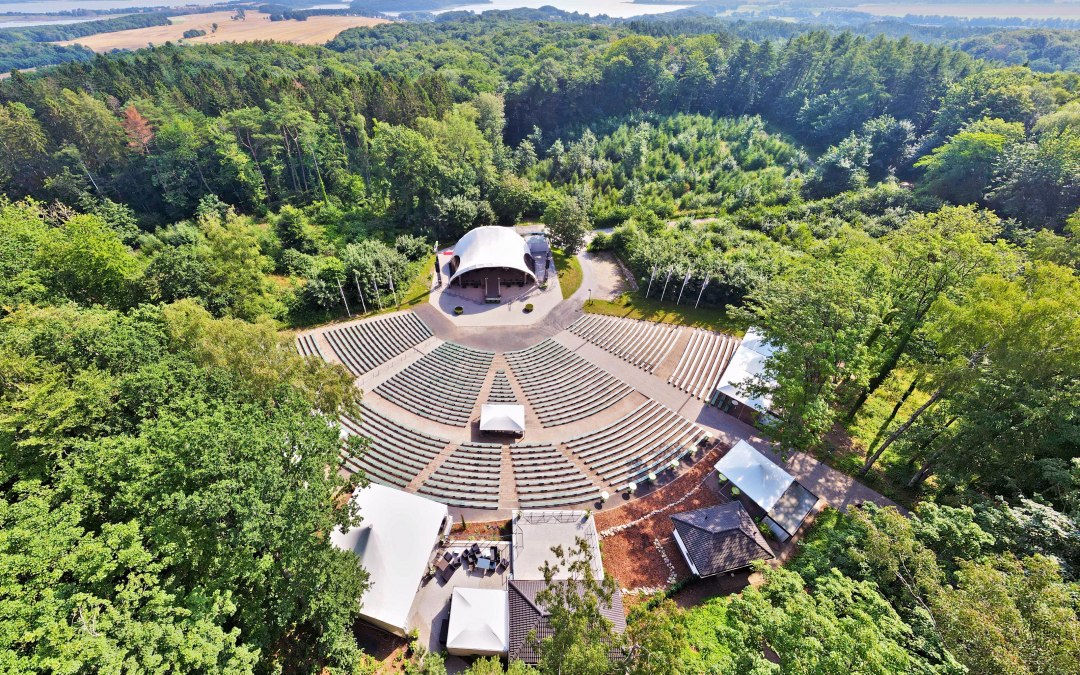 Evenementenlocatie met capaciteit voor meer dan 5.000 bezoekers: de Waldbühne Rügen, © Waldbühne Rügen GmbH& Co.KG