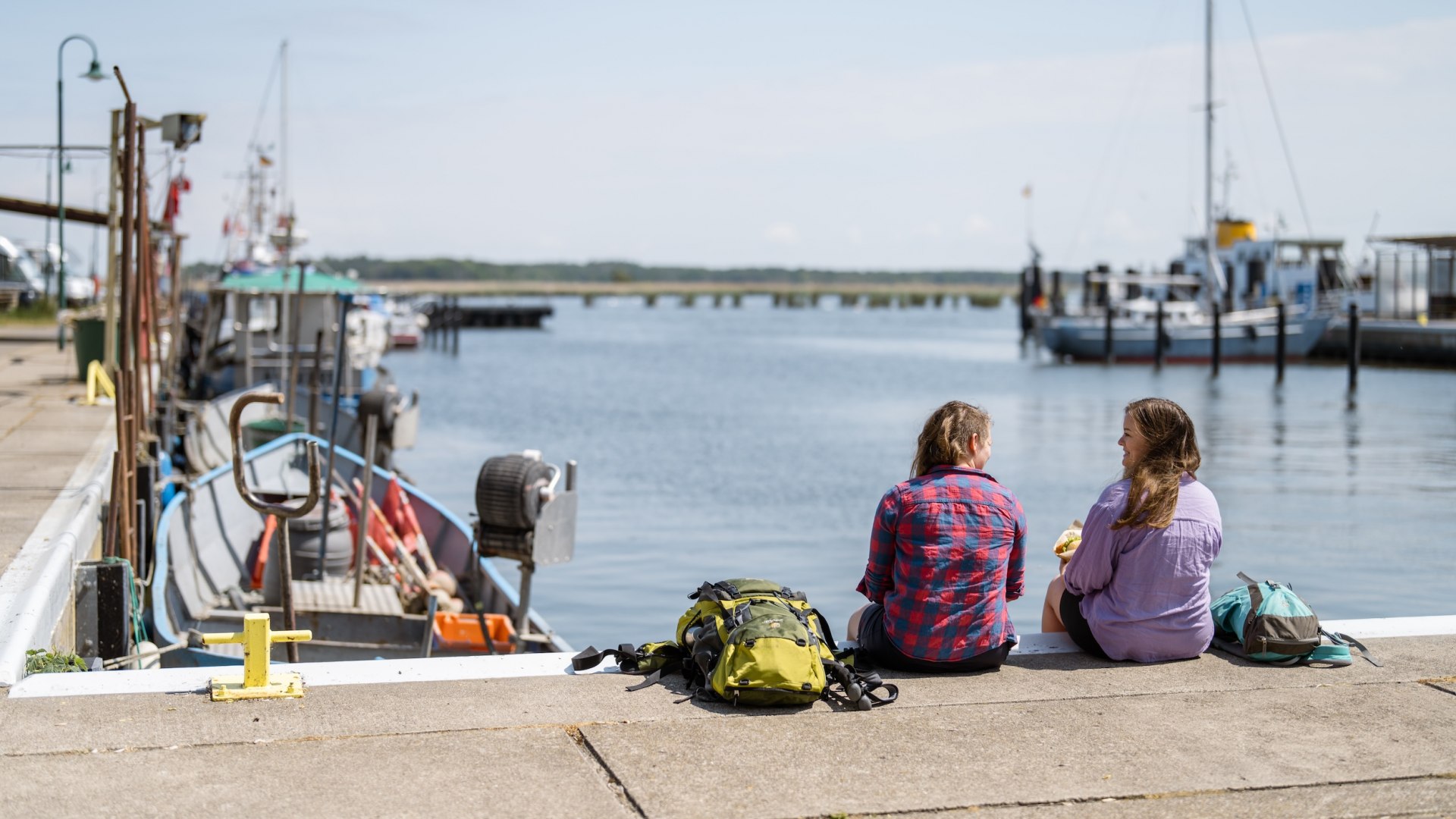 Een broodje vis langs het natuurparkpad is een aanrader! Bijvoorbeeld bij de haven in Altwarp met uitzicht over het water. Linda heeft nog niet de moed gehad om rollmops te proberen - misschien de volgende keer! Deze keer was het een broodje gebakken vis., © TMV/Gross