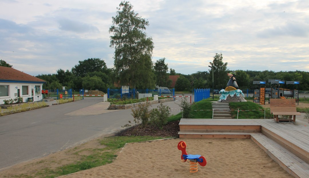 Entree met mascotte Lossi en speeltuin, © Ferien- und Freizeitpark/Jastrow