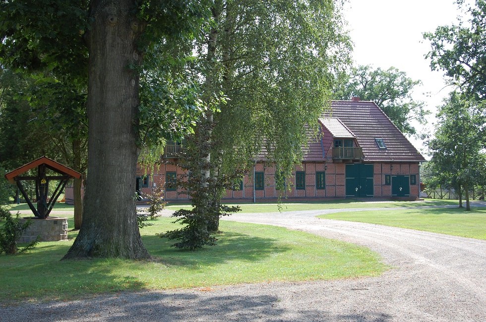 In de voormalige bosbouwschuur staat nu het "Huis van het Bos"., © Gabriele Skorupski