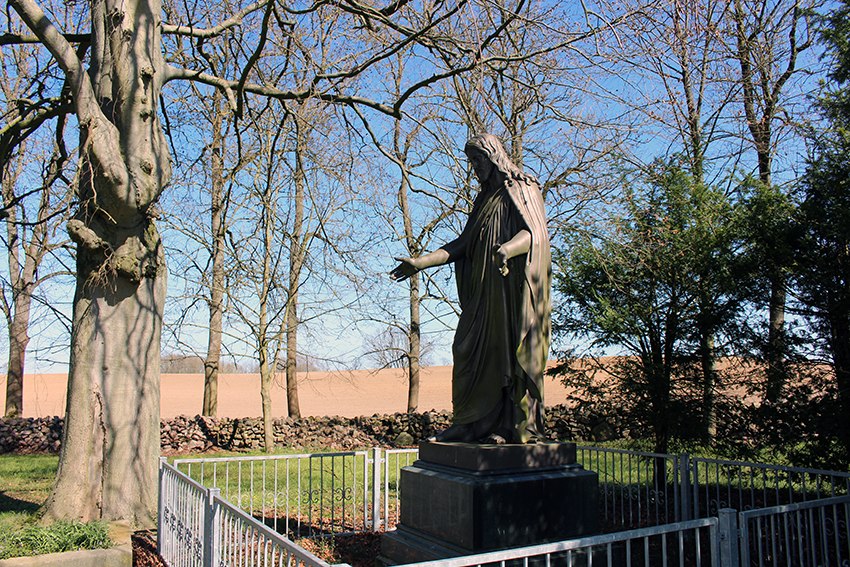 Replica of the "Blessing Christ" by Bertel Thorvaldsen, © Kur- und Tourismus GmbH Goehren-Lebbin Replica of the "Blessing Christ" by Bertel Thorvaldsen, © Kur- und Tourismus GmbH Goehren-Lebbin