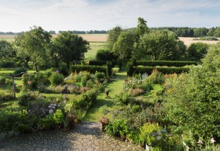 Perennial and flower garden in the "Historic Kastanienhof Farm Garden" // © Dirk Endrulat Perennial and flower garden in the "Historic Kastanienhof Farm Garden" // © Dirk Endrulat