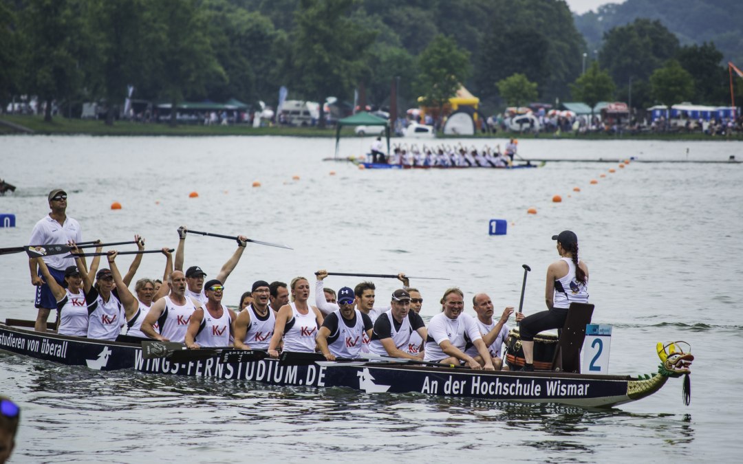 Team in de drakenboot op de Pfaffenteich. Ze juichen. Op de achtergrond zijn de banen en een andere boot te zien., © Niclas Rühl/drachenbootfestival.de