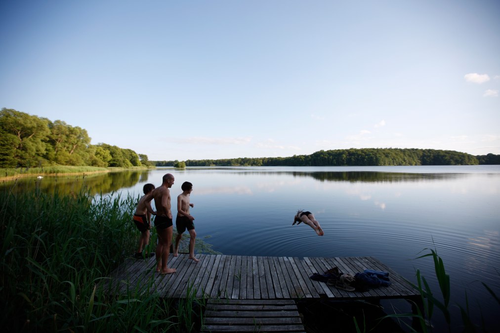 Evening swim in the nearby Golden Lake, © Hauke Dressler