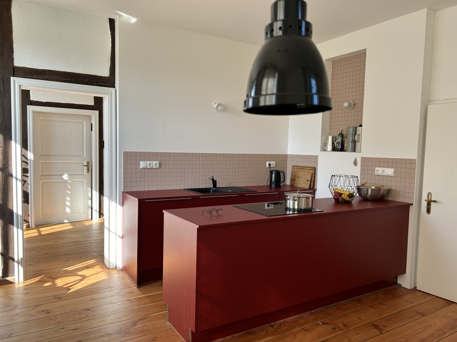 Modern kitchen in historic walls, © Werk Gut Wohnen Schlatkow eG