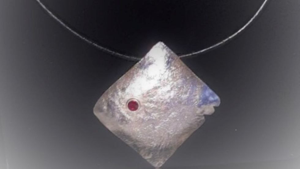 Wisiorek srebrny z kamieniem Swarovskiego, © Eva Ehlers Wisiorek srebrny z kamieniem Swarovskiego, © Eva Ehlers