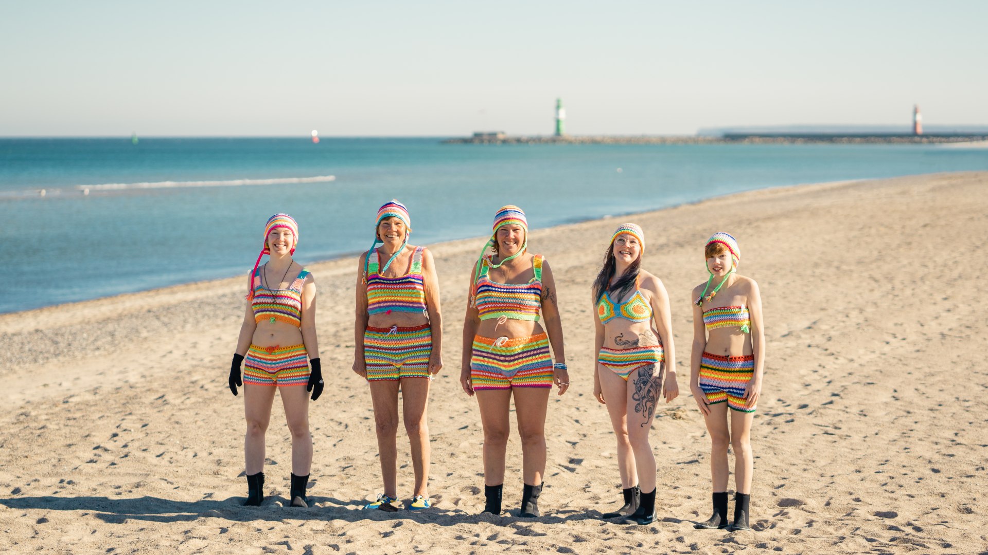 Een gezin gaat ijszwemmen met gehaakte zwemkleding op het strand van Warnemünde, © TMV/Gross