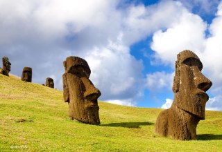 Stone faces on a green slope, the sky with clouds in the background, © Umweltprojekte Nord e.V. Stone faces on a green slope, the sky with clouds in the background, © Umweltprojekte Nord e.V.
