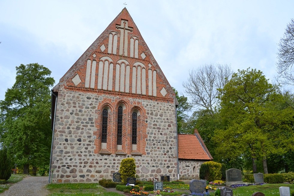 Widok kościoła, tylna ściana z trzema oknami i szczytem // &copy; Lutz Werner
