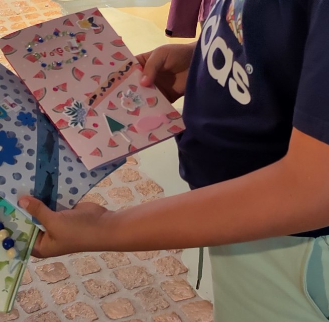Gl&uuml;ckliche Teilnehmerinnen des Buchbinde-Workshops mit ihren "Werken" // &copy; WerkHausWaren.de