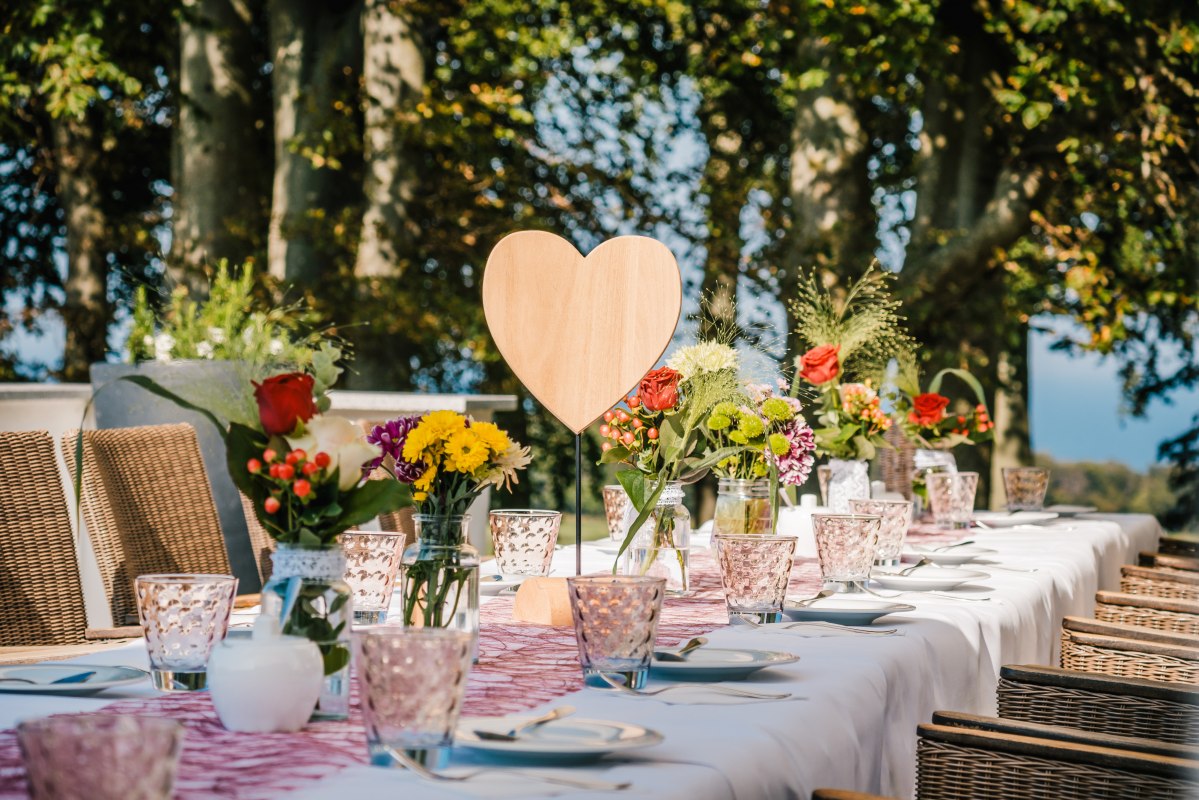 Festive wedding table in Ranzow castle park // © Schloss Ranzow / FotoArt Mirko Boy Festive wedding table in Ranzow castle park // © Schloss Ranzow / FotoArt Mirko Boy