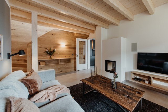 Enjoy the high quality furnishings with fireplace in a simple design., © Ulrike Gerasch/Elena Krämer