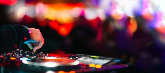 DJ-stand, &copy; Adobe Stock/ Marko Novkov