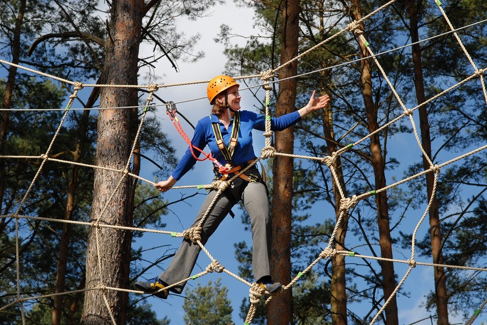 Wspinaczka ponad koronami drzew sosnowego lasu. Witamy w okolicy!, © Haveltourist
