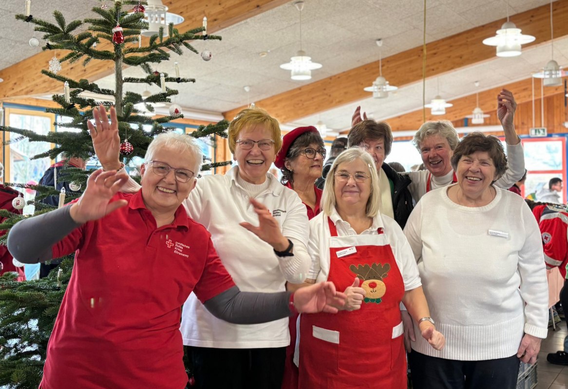 Op de kerstmarkt van het Duitse Rode Kruis (DRK) presenteren zich naast de vaste medewerkers vooral de mensen die onze sterke vrijwilligersorganisatie vormen. Aanwezig zijn de lokale afdelingen, de hulpdiensten, de waterreddingsdienst en het Jeugd Rode Kruis. // © DRK-KV Rügen-Stralsund e.V. Op de kerstmarkt van het Duitse Rode Kruis (DRK) presenteren zich naast de vaste medewerkers vooral de mensen die onze sterke vrijwilligersorganisatie vormen. Aanwezig zijn de lokale afdelingen, de hulpdiensten, de waterreddingsdienst en het Jeugd Rode Kruis. // © DRK-KV Rügen-Stralsund e.V.