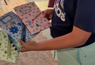 Glückliche Teilnehmerinnen des Buchbinde-Workshops mit ihren "Werken" // © WerkHausWaren.de Glückliche Teilnehmerinnen des Buchbinde-Workshops mit ihren "Werken" // © WerkHausWaren.de