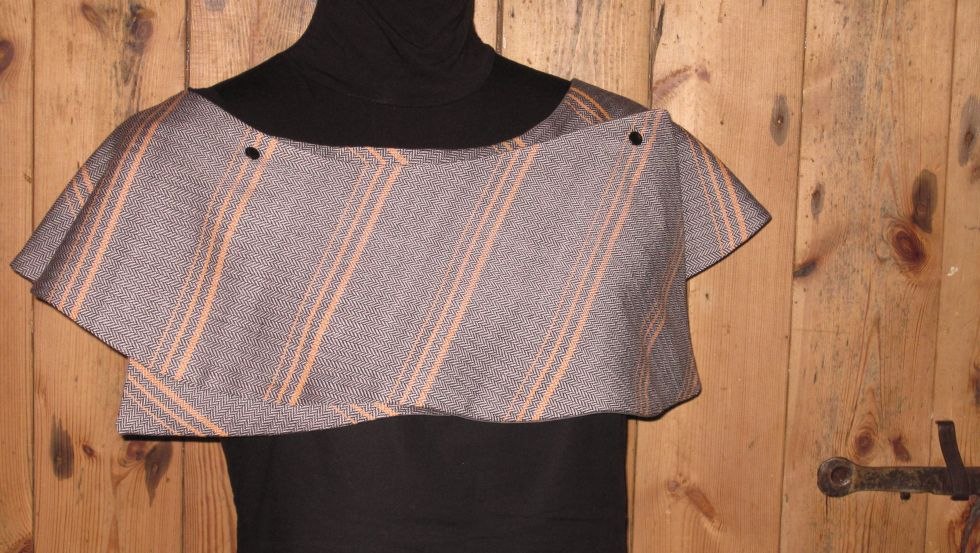 Body weave shoulder scarf, © Birgit Moll Body weave shoulder scarf, © Birgit Moll