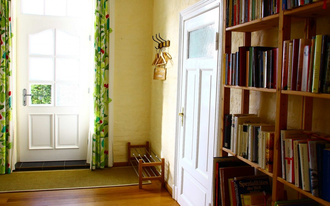 Entrance area with bookshelf, © Andrea Keil