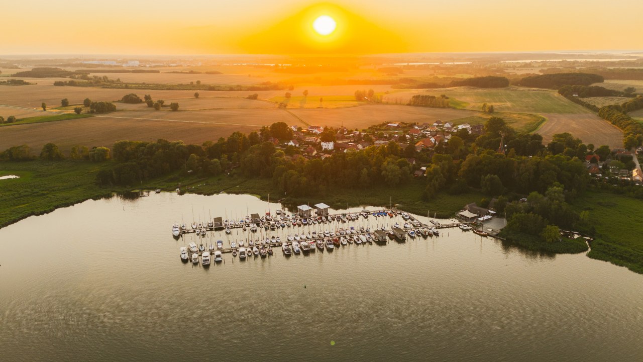 Het landhuis Krummin ligt op een steenworp afstand van de pittoreske natuurlijke haven aan de Krumminer Wiek. // © Gutshaus Krummin / Matthias Friel Het landhuis Krummin ligt op een steenworp afstand van de pittoreske natuurlijke haven aan de Krumminer Wiek. // © Gutshaus Krummin / Matthias Friel