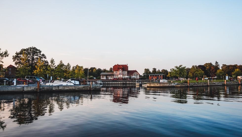 The harbor of Loitz with its crystal blue water is good for a little breather after a long day on the water // © MV-T/WorldonaBudget The harbor of Loitz with its crystal blue water is good for a little breather after a long day on the water // © MV-T/WorldonaBudget
