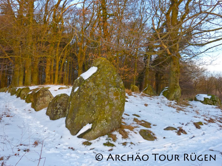 Megalityczny grobowiec Dwasieden z około 3000 r. p.n.e., © Archäo Tour Rügen Megalityczny grobowiec Dwasieden z około 3000 r. p.n.e., © Archäo Tour Rügen