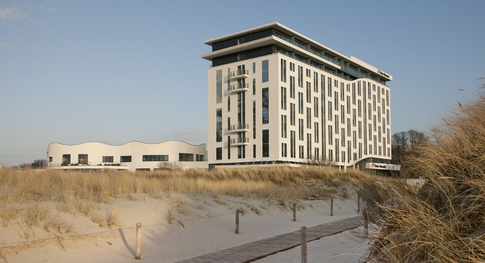 Buitenaanzicht van de a-ja Warnemünde. Het resort. // © a-ja Resort Warnemünde Buitenaanzicht van de a-ja Warnemünde. Het resort. // © a-ja Resort Warnemünde