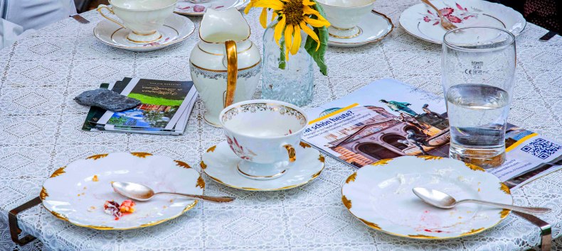 Historic Coffee Sets at Open Monument Day: The Brookhusen coffee table is set to expand with donated porcelain treasures. // © Herrenhaus Brookhusen Historic Coffee Sets at Open Monument Day: The Brookhusen coffee table is set to expand with donated porcelain treasures. // © Herrenhaus Brookhusen