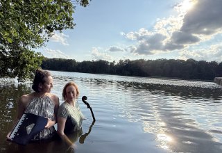 Sonja Lena Schmid und Anne von Twardowski, Gründerinnen von "Rauschen am See" am Neuenkirchener See // © Mohrmann Sonja Lena Schmid und Anne von Twardowski, Gründerinnen von "Rauschen am See" am Neuenkirchener See // © Mohrmann