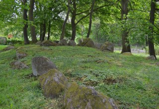 Großsteingrab Semlow mit Hünenbett // © Lutz Werner Großsteingrab Semlow mit Hünenbett // © Lutz Werner