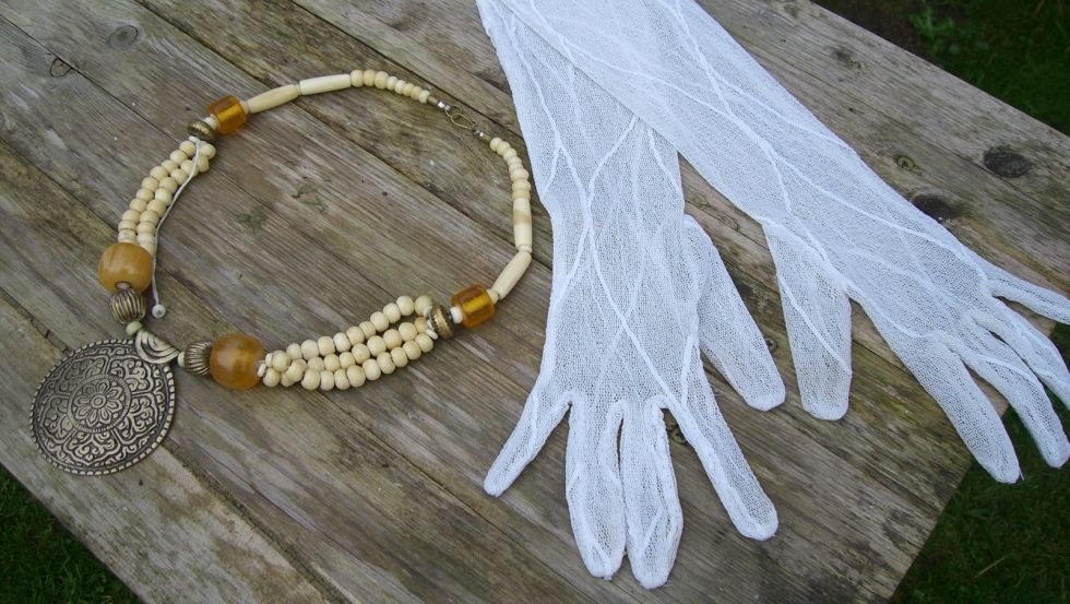 lange tule handschoenen, © Renate Neuwirth lange tule handschoenen, © Renate Neuwirth