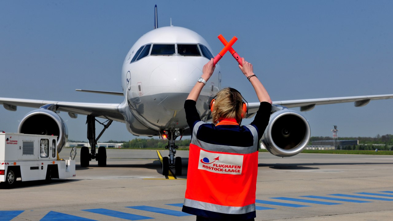 Behandeling van een vliegtuig // &copy; Flughafen Rostock-Laage