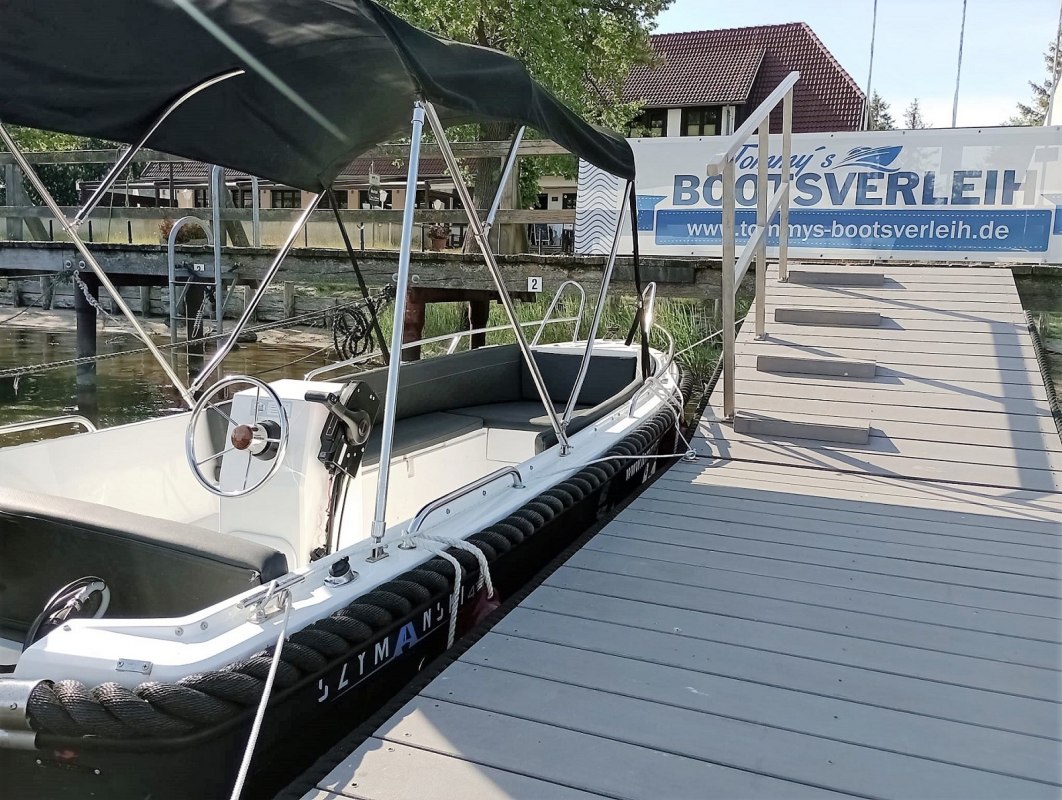 Motorboat I 15 hp (license-free) I 5 seats with comfortable cushions I with sun protection I with bathing ladder // © Tommy´s Bootsverleih Motorboat I 15 hp (license-free) I 5 seats with comfortable cushions I with sun protection I with bathing ladder // © Tommy´s Bootsverleih