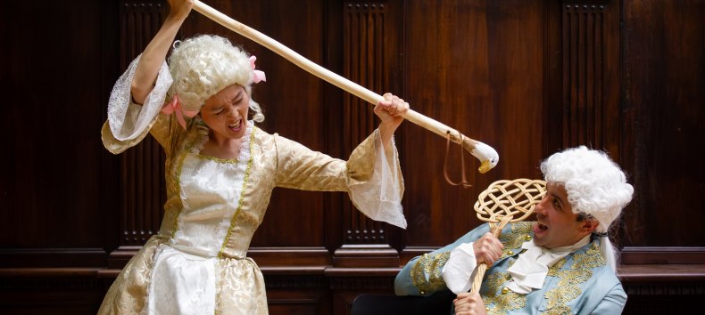 Yuri Mizobuchi als Vespetta en Stephen Barchi als Pimpinone in de komische opera „Pimpinone of Het ongelijke huwelijk“ van Georg Philipp Telemann. // © Musik in Brandenburgischen Schlössern e.V. Yuri Mizobuchi als Vespetta en Stephen Barchi als Pimpinone in de komische opera „Pimpinone of Het ongelijke huwelijk“ van Georg Philipp Telemann. // © Musik in Brandenburgischen Schlössern e.V.