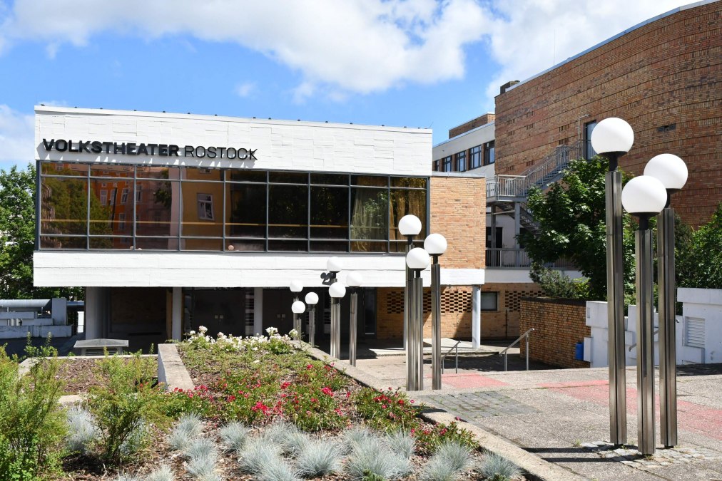 Forecourt and main entrance, © Volkstheater Rostock/Dorit Gätjen