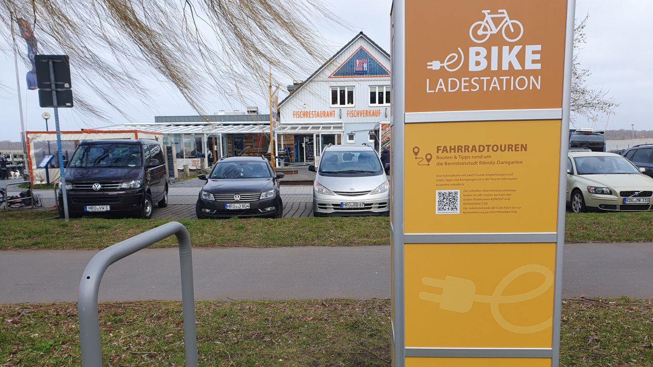 Stacja ładowania rowerów elektrycznych Ribnitz-Damgarten w porcie // © Sabine Maus Stacja ładowania rowerów elektrycznych Ribnitz-Damgarten w porcie // © Sabine Maus
