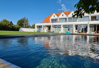 Bio Pool mit Aussenansicht // &copy; Hiddenseezimmer