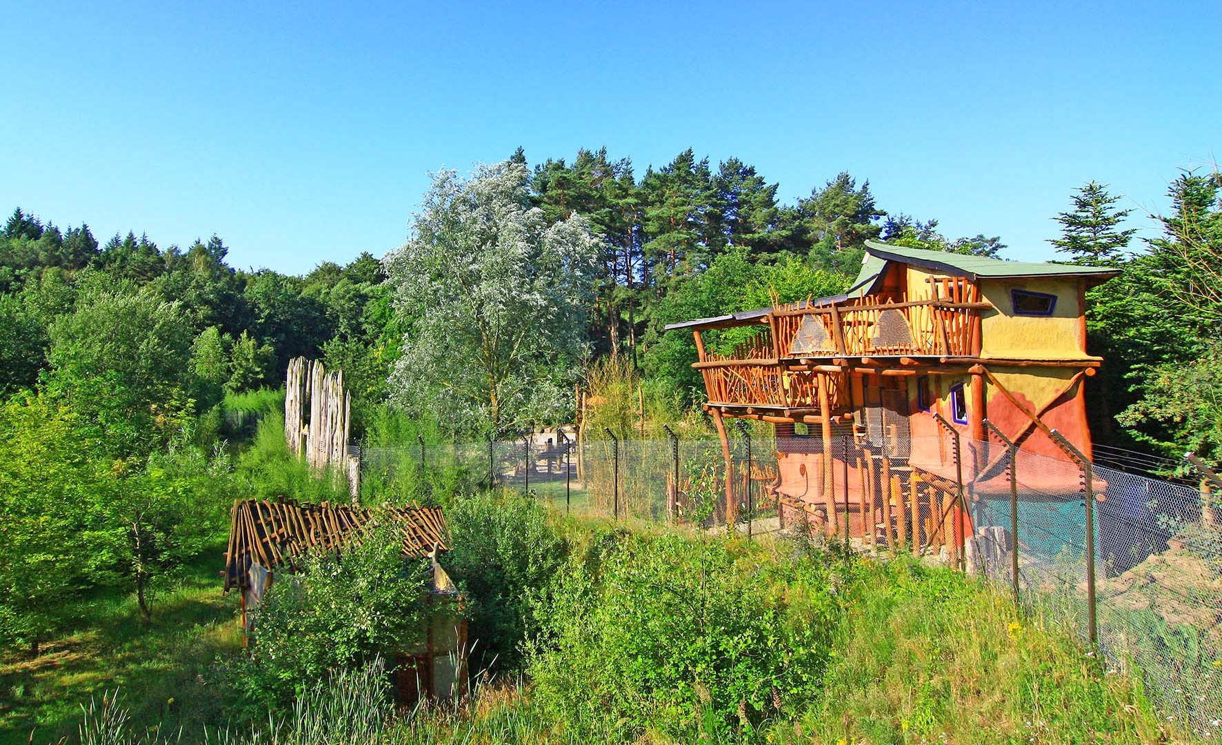 Marlow Bird Park z zakwaterowaniem w Masoalalodge, © Vogelpark Marlow Marlow Bird Park z zakwaterowaniem Masoalalodge, które znajduje się tuż obok wybiegu.