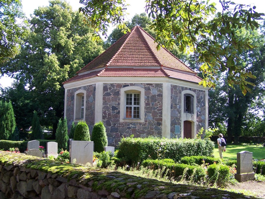 Ośmiokątny kościół jest wyjątkowy pod względem architektonicznym tylko ze względu na swój układ, © Kurverwaltung Feldberger Seenlandschaft