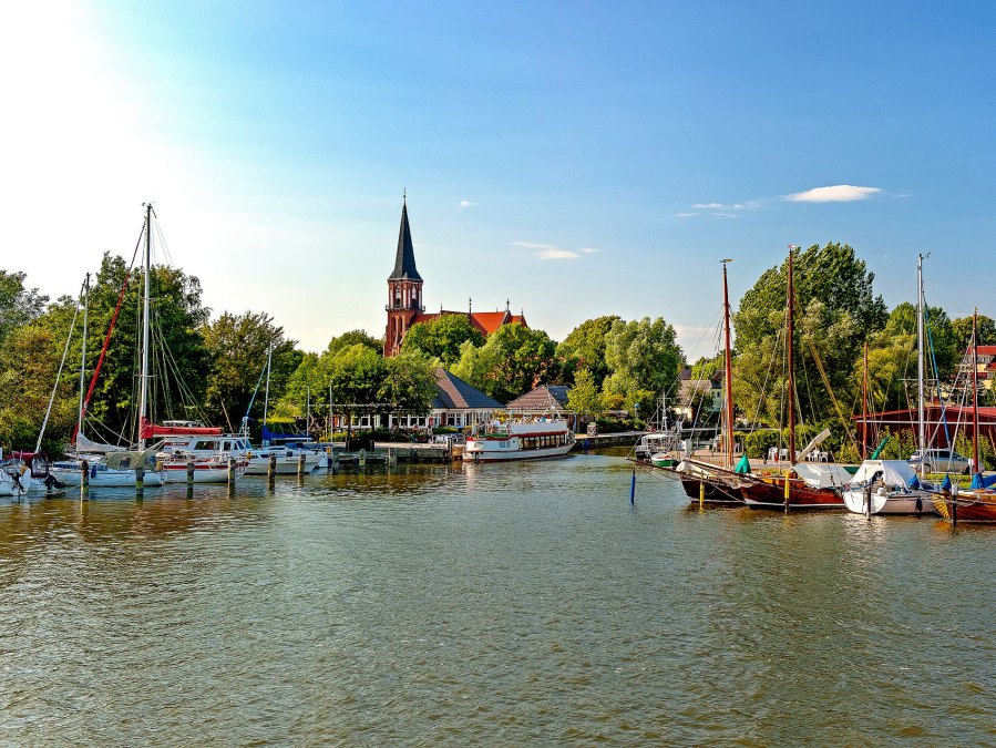 On the other side of the village, just a few hundred meters from the beach, the newly designed Boddenhafen-web, © Voigt & Kranz UG