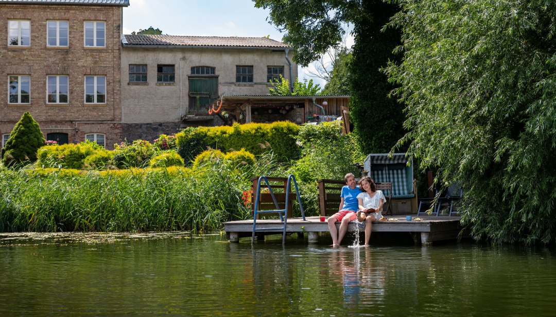 Vakantie op het platteland in het Mecklenburgse merengebied: Ontspannen in de natuur - het Haus am Gadowsee in Comthurey heeft zelfs een eigen zwemsteiger., © TMV/Tiemann
