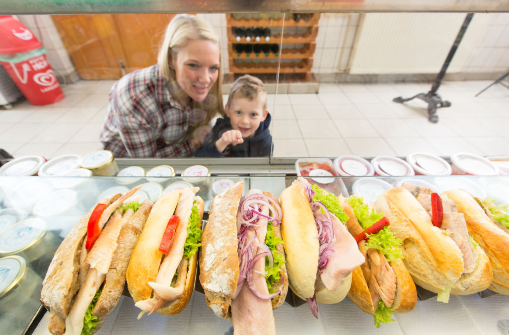 2025-04-24 09_48_05-Mutter mit ihrem Sohn an der Fischbrötchentheke_1.jpg - IrfanView (Zoom_ 1569 x, © TMV/ Lauefer