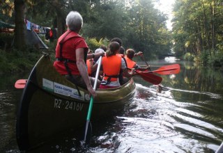 In a large canoe on the Schaalsee Canal, © Schaalsee-Camp/Schydelko In a large canoe on the Schaalsee Canal, © Schaalsee-Camp/Schydelko