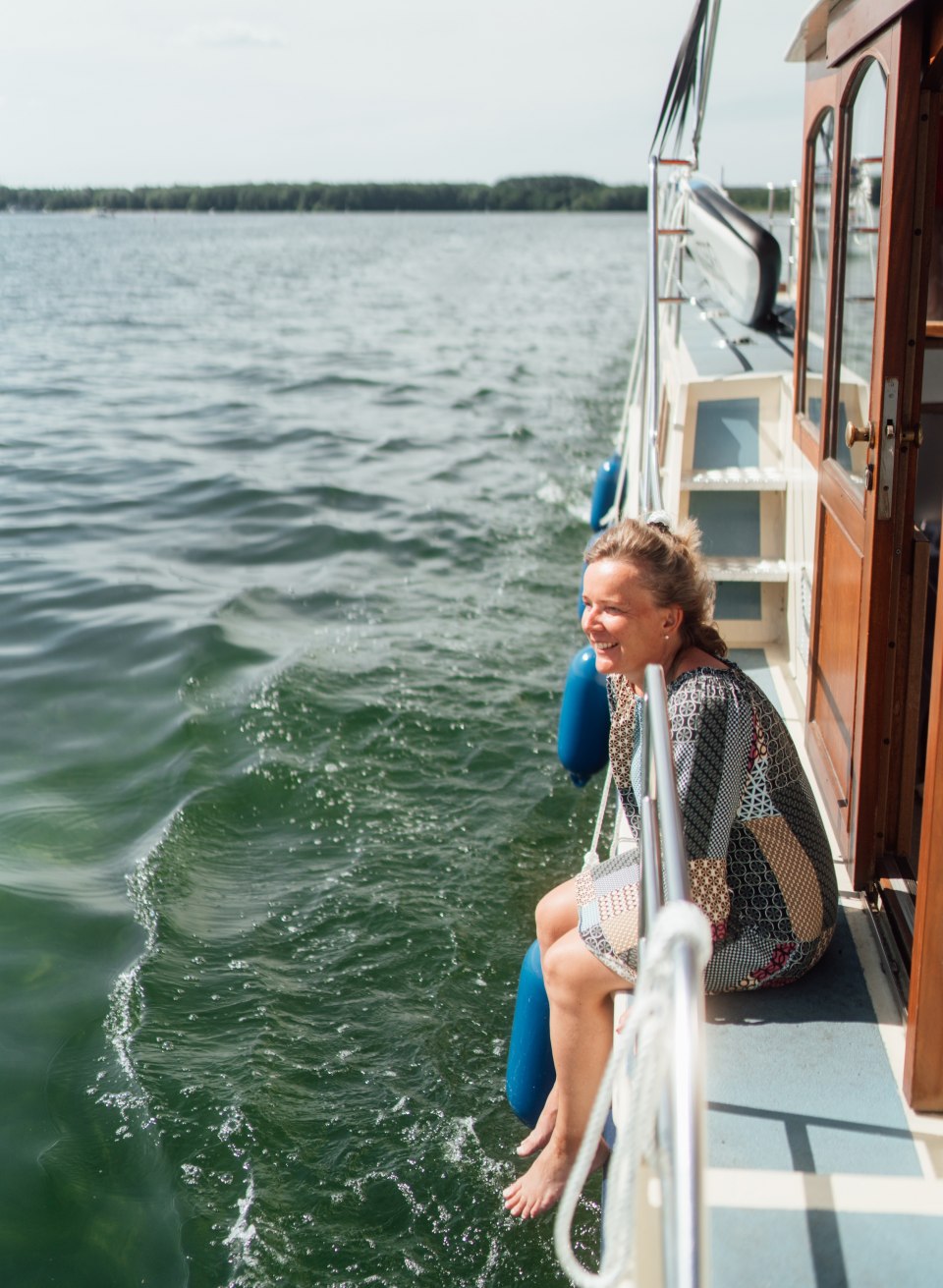 In de hitte kun je vanaf de woonboot met je voeten in het water bungelen., © TMV/Petermann