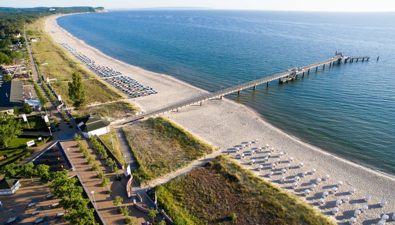 Een luchtfoto van de Nordstrand kustplaats aan de Oostzee Göhren met de pier. Er wacht een nieuwe dag met geweldige ervaringen., © KV Göhren / Ferdinand Kokenge