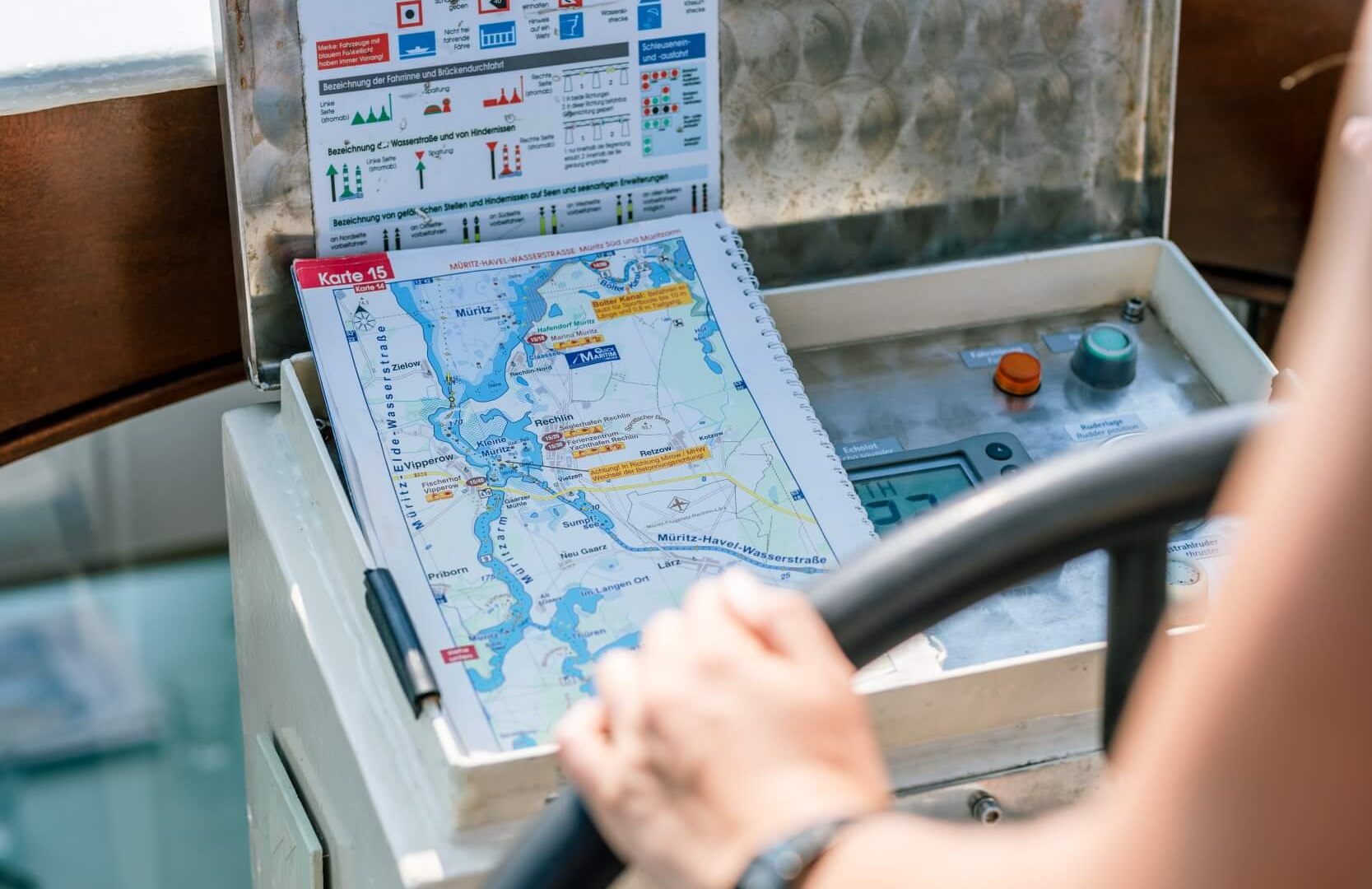 Je hebt geen rijbewijs nodig om met een woonboot over de Mecklenburgse Meren te varen, © TMV/Tiemann Je hebt geen rijbewijs nodig om met een woonboot over de Mecklenburgse Meren te varen, © TMV/Tiemann
