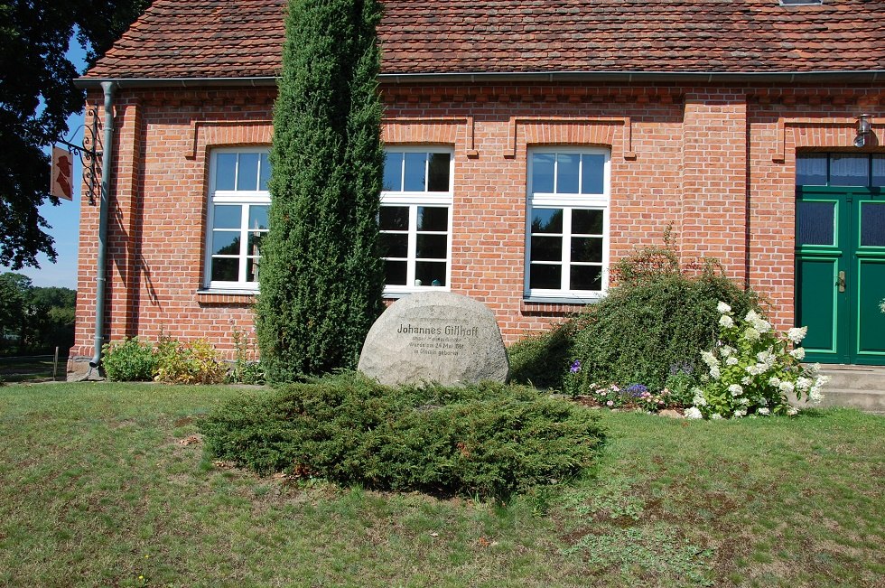 There is a memorial stone in front of the school., © Gabriele Skorupski