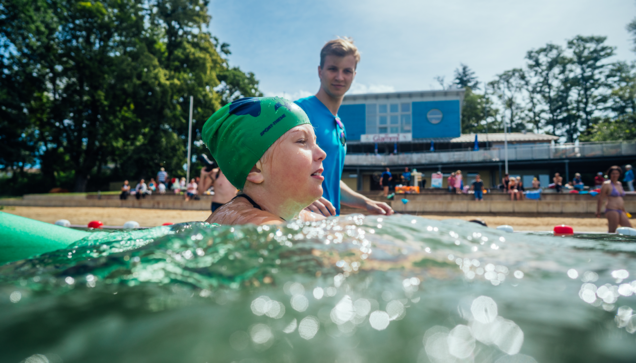 2025-01-27 10_48_30-Schwimmen lernen am Glambecker See in Neustrelitz __ Learn to swim at the Glambe, © TMV/ Tiemann & Gänsicke 2025-01-27 10_48_30-Schwimmen lernen am Glambecker See in Neustrelitz __ Learn to swim at the Glambe, © TMV/ Tiemann & Gänsicke