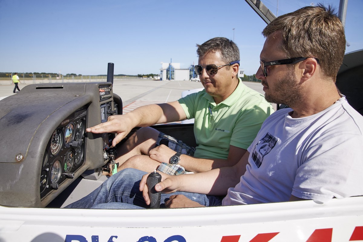Praktische briefing "Piloot voor een dag" door de vlieginstructeur op de luchthaven Rostock-Laage kort voor het opstijgen. // © ostseeflug.com Praktische briefing "Piloot voor een dag" door de vlieginstructeur op de luchthaven Rostock-Laage kort voor het opstijgen. // © ostseeflug.com