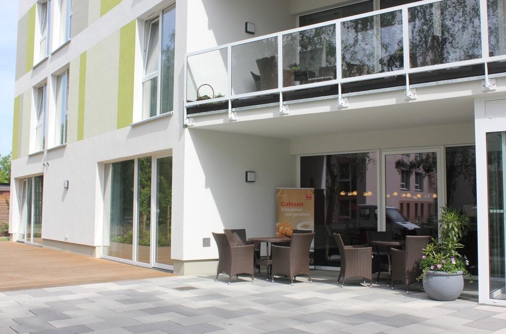 De gezellige cafetaria in het zorghotel, © Wohlfahrtseinrichtung der Hansestadt Stralsund gGmbH / Fanny Marckwardt