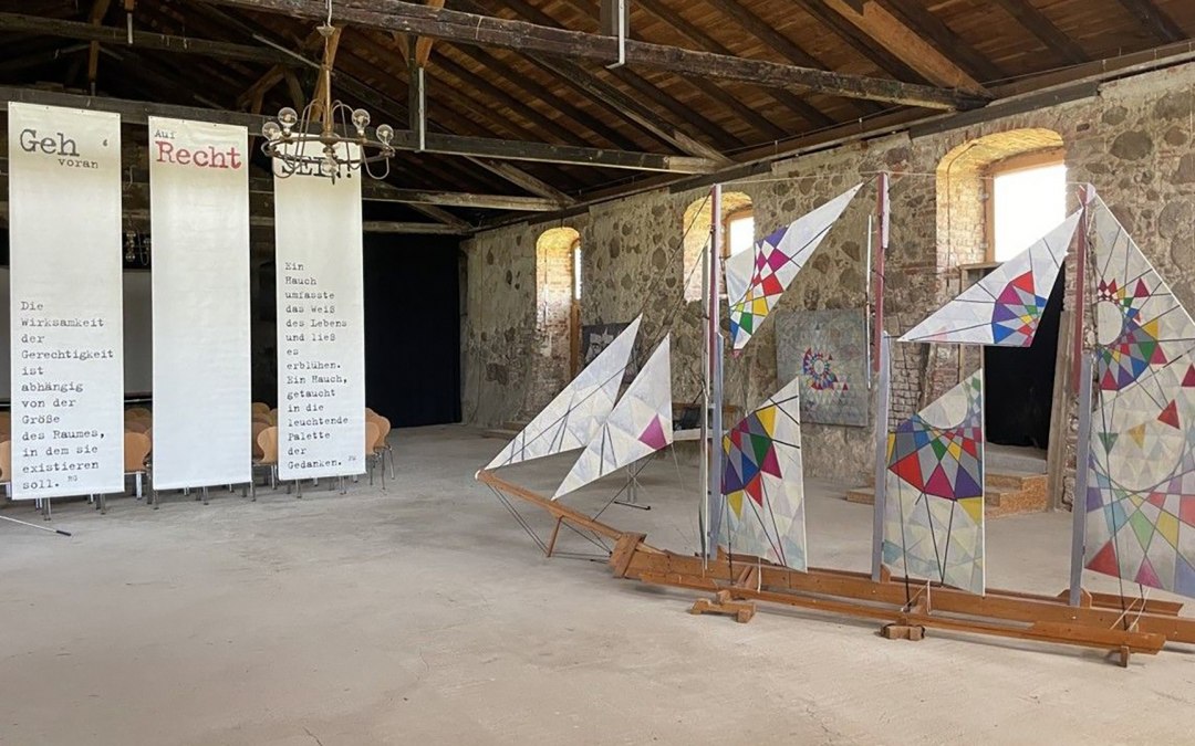 Art by Rainer Graßmuck and Klaus Bölhoff (Subitow Galerie Klempenow) in the riding hall at Schlossgut Broock, © Rainer Graßmuck